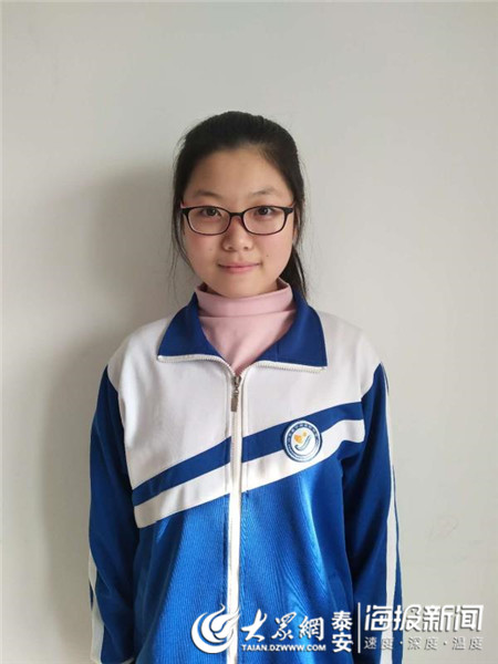 甄子丹妻子携儿女出游，儿子武术天赋惊人，女儿秀长腿抢镜：米乐M6