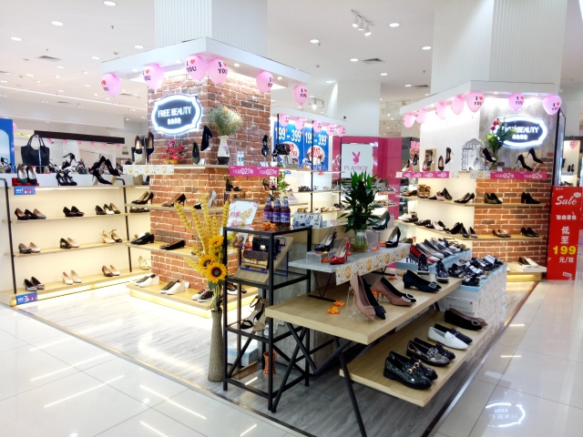 米乐M6官方入口：伊能静秦昊婚礼照曝光 手捧鲜花显幸福